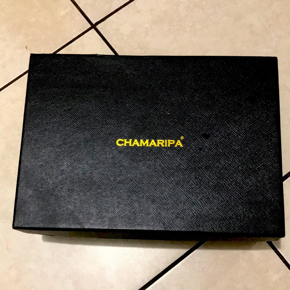 I’m selling a black chamaripa shoe